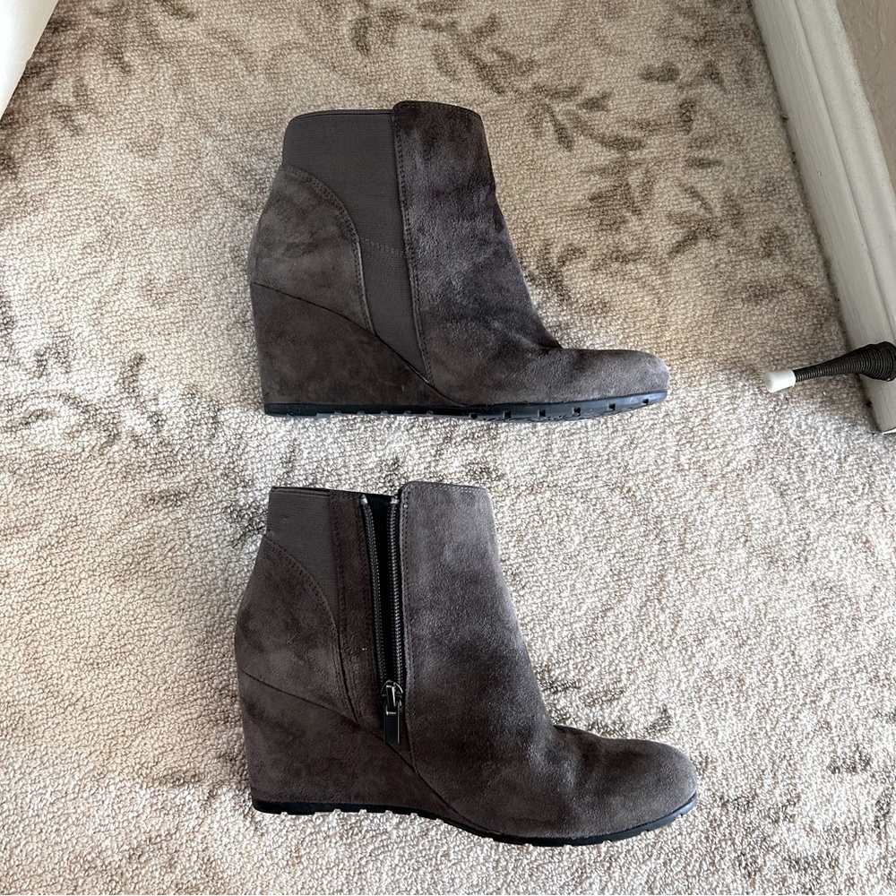 🧩 Taupe Wedge Booties by Clark’s